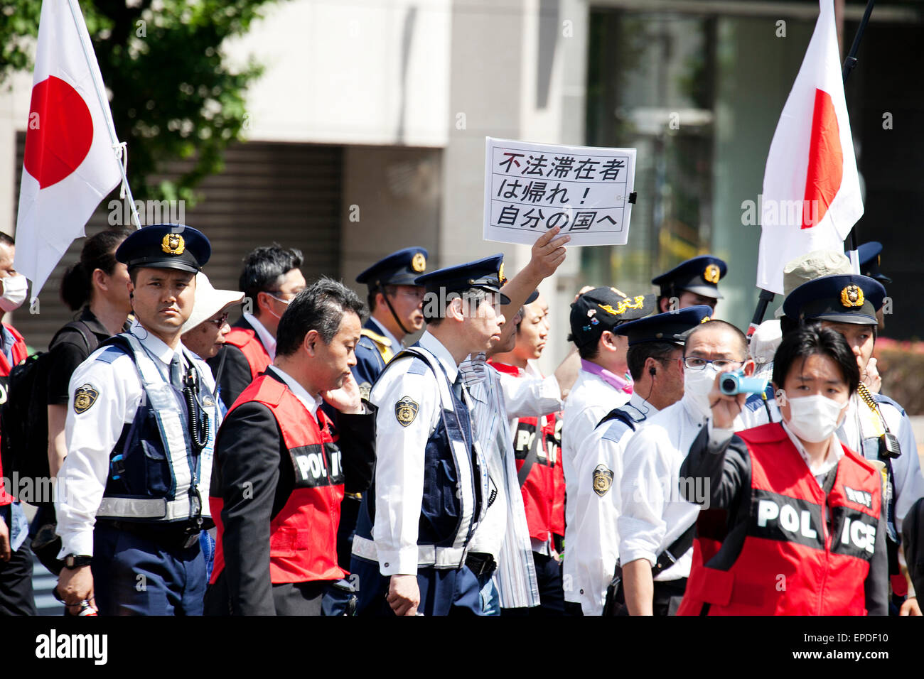 Tokio, Japón. 17 de mayo de 2015. Soporte de la policía para proteger a los miembros de la NPO Houjin Gaikokujin Hanzai Tsuiho deshacer (el Movimiento para eliminar los crímenes por extranjeros) en el distrito de Akihabara el 17 de mayo de 2015, Tokio, Japón. Más de un centenar de activistas antirracistas protestaron contra una manifestación por el ala derecha NPO celebrada el 17 de mayo, alrededor de las calles de Akihabara. Crédito: Aflo Co., Ltd./Alamy Live News Foto de stock