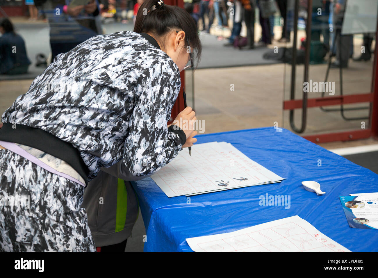 El 16 de mayo de 2015 - practicar la caligrafía china en FestivalAsia en tabaco Docks, Londres Foto de stock