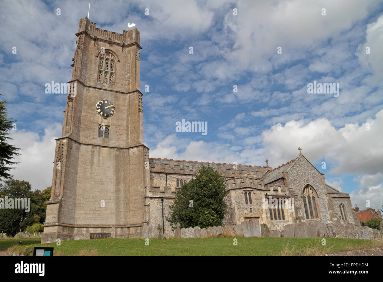La Iglesia de Inglaterra, la iglesia parroquial de San Miguel en Aldbourne, Wiltshire, Reino Unido. Foto de stock