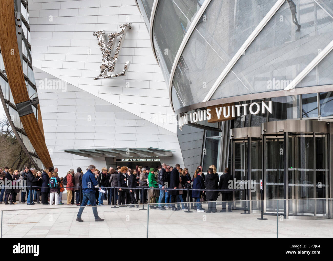 Fundación Louis Vuitton exterior galería de arte contemporáneo de París.  Cola de gente en la entrada de la moderna estructura de vidrio y acero  Fotografía de stock - Alamy