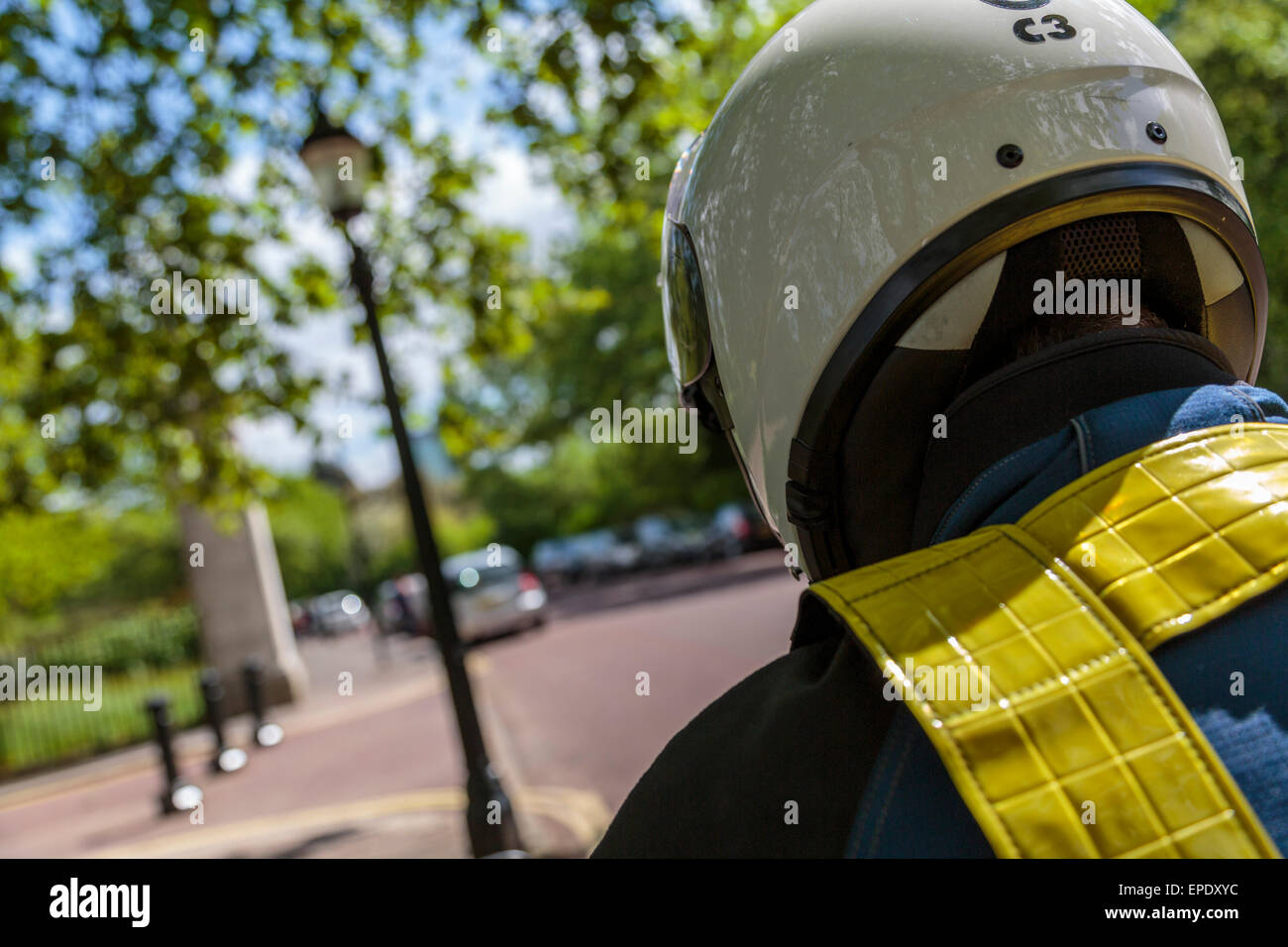 Los Motoristas Aman. Hombre Y Mujer En Cascos De Moto. Cerrar El Retrato De  Dos Jóvenes. Fotos, retratos, imágenes y fotografía de archivo libres de  derecho. Image 68876856