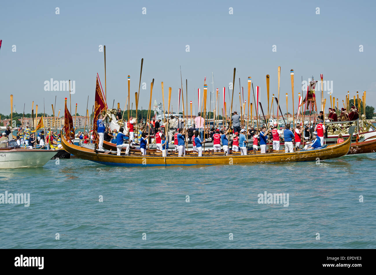 Venecia, Italia - 17 de mayo de 2015: los remeros de pie con sus remos con atención durante la ceremonia del matrimonio con el mar, Lido. Foto de stock