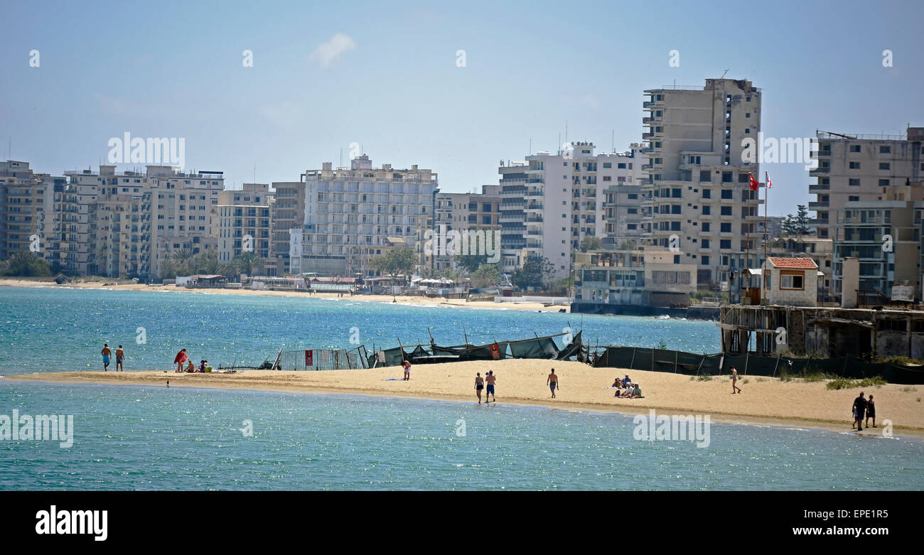Hoteles abandonados en Famagusta, Chipre playa Foto de stock