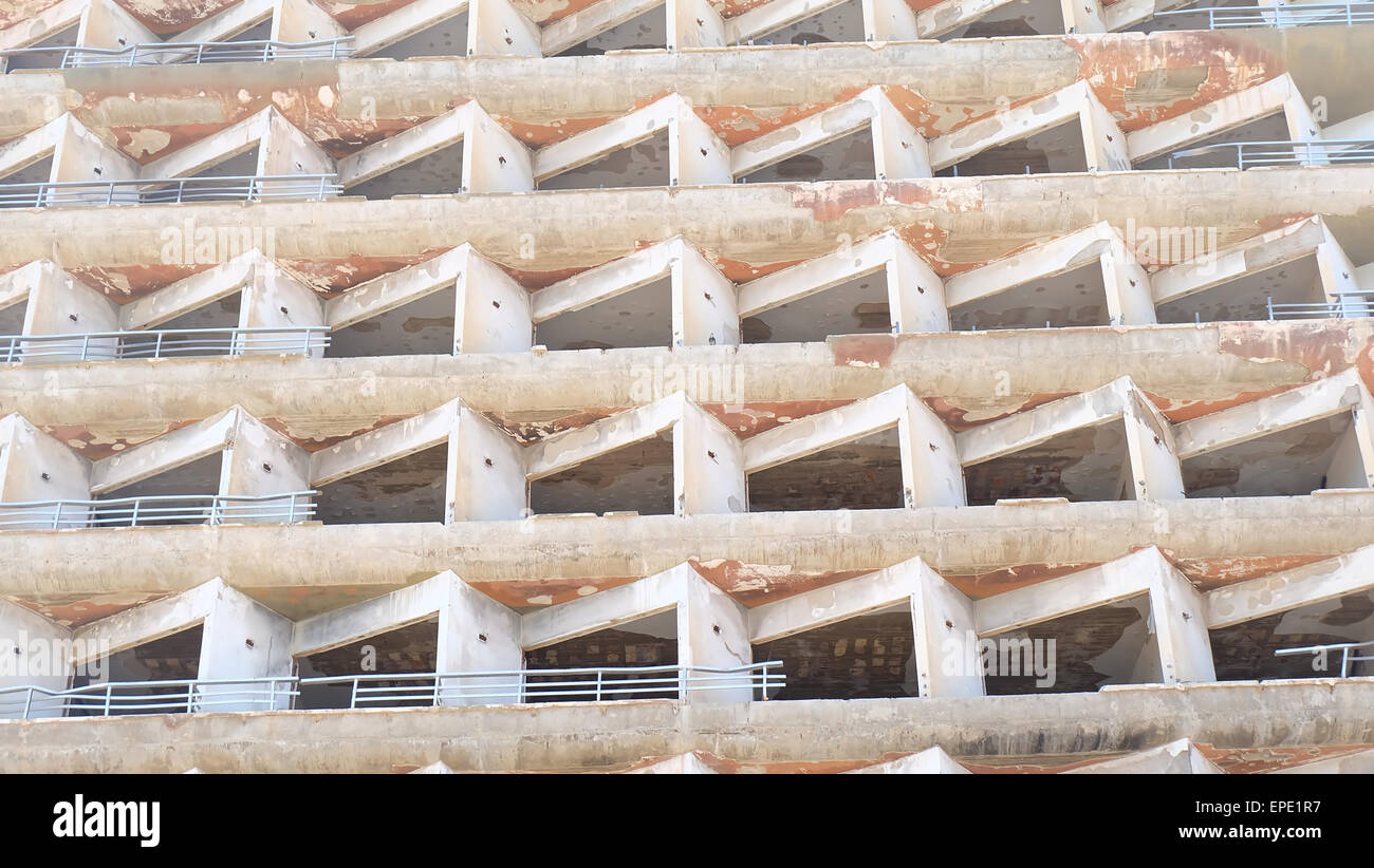 Ruinas de bloque de apartamentos en la playa de Famagusta, Chipre Foto de stock