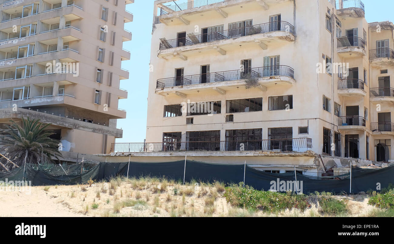 Hoteles y apartamentos abandonados en la playa en Famagusta, Chipre Foto de stock