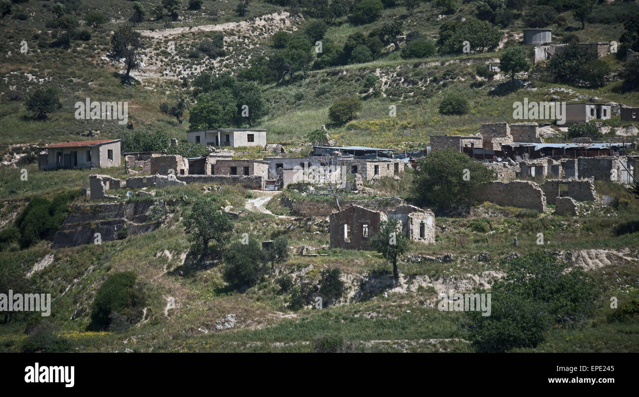 Aldea turca Souskiou abandonados en las montañas de Chipre Foto de stock
