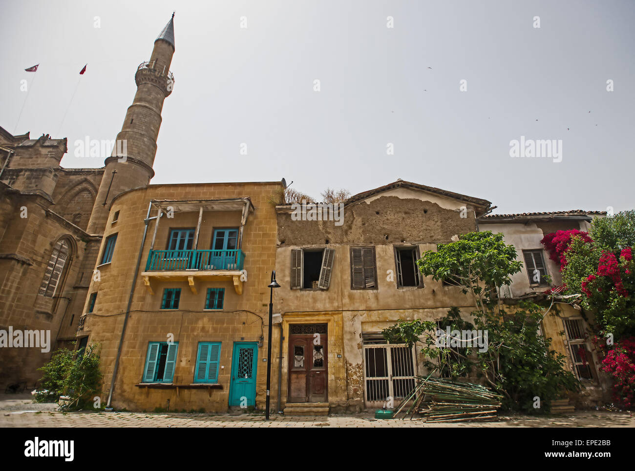 La mezquita Selimiye Nicosia junto a algunas de las tradicionales casas de la ciudad. Foto de stock