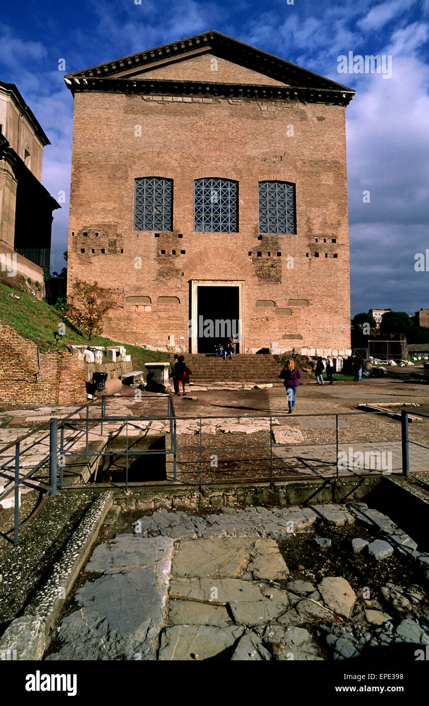 Italia, Roma, Foro Romano, Lapis Níger (Comitium) y el edificio Curia Julia, antiguo Senado romano Foto de stock