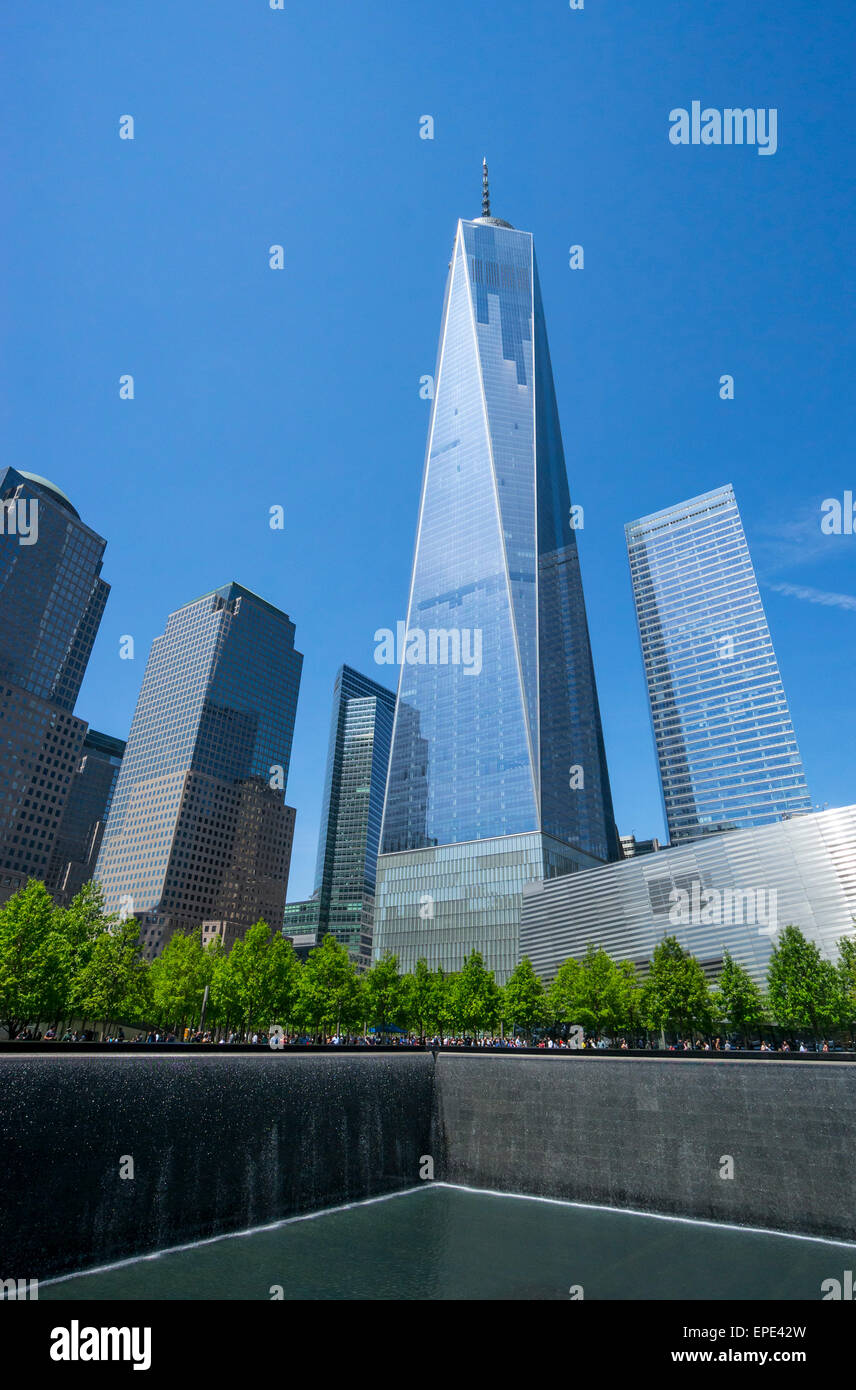 Memorial del 9/11 en el World Trade Center con la Torre de la libertad y el Sur Piscina Foto de stock
