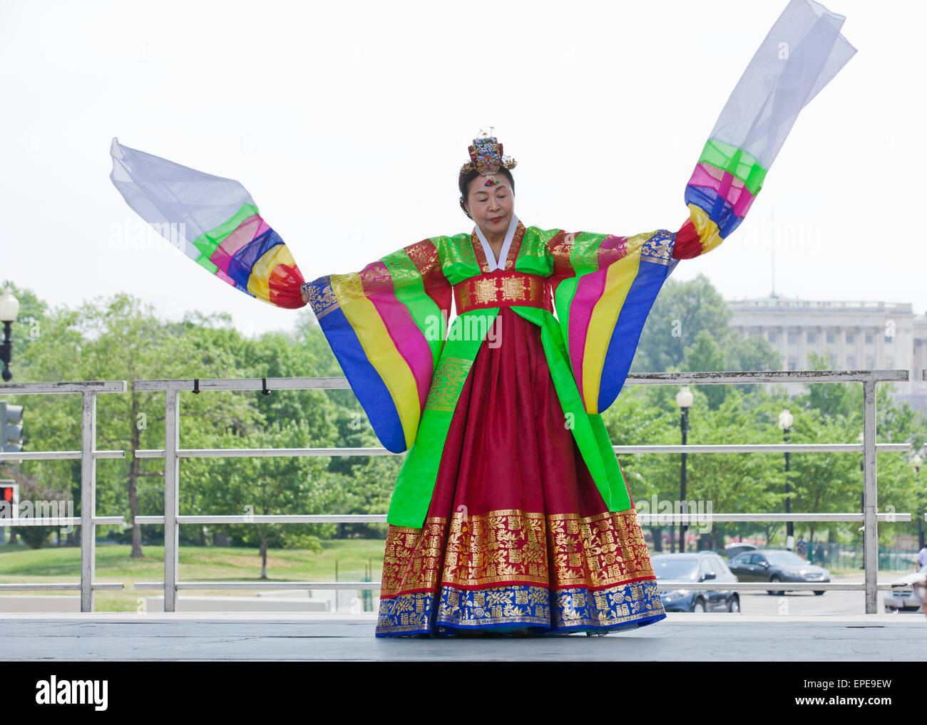 La mujer coreana realizar danzas tradicionales, nacionales Asian Heritage Festival - Washington, DC, EE.UU. Foto de stock