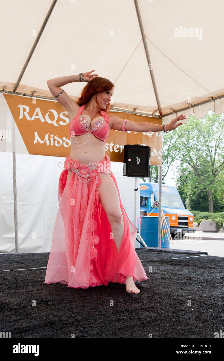 Raqs bailarina (Oriente Medio, bailarina de danza del vientre) actuando en un festival cultural - EE.UU. Foto de stock