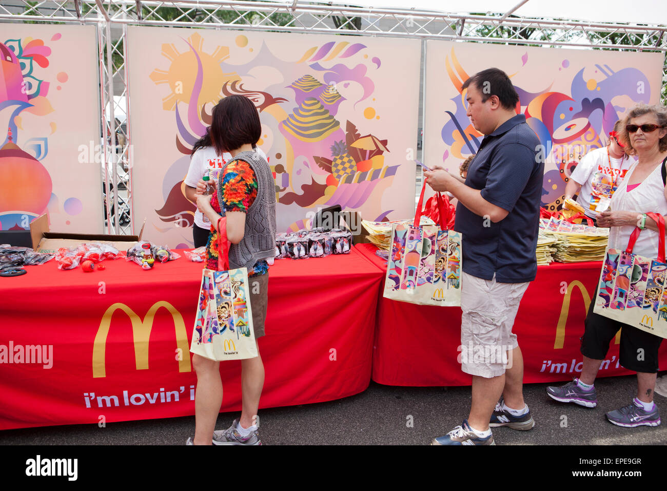 La gente en un McDonalds stand promocional en un festival al aire libre - EE.UU. Foto de stock