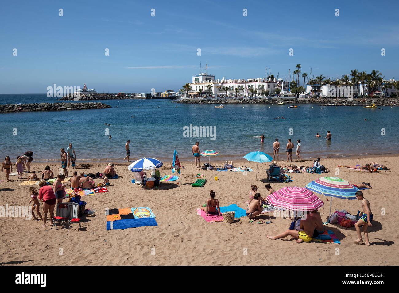 La vida de playa, Puerto de Mogan, Gran Canaria, Islas Canarias, España Foto de stock