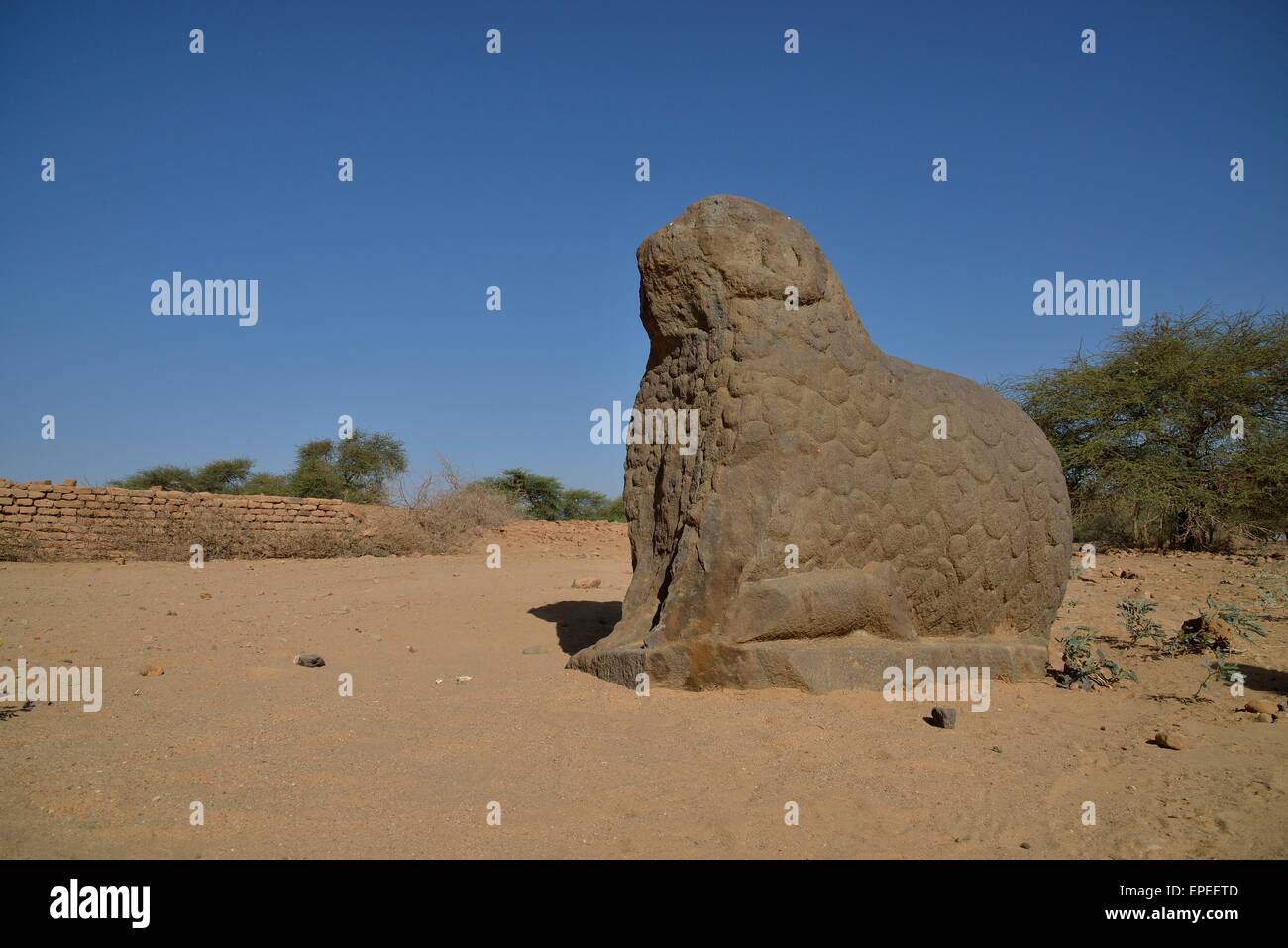 Ram sphinx en la ciudad real de Meroe, Nubia, Nahr el-Nil, Sudán Foto de stock
