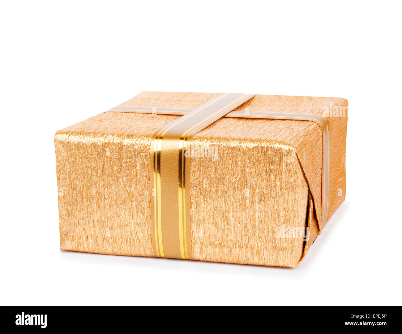 Hermosas cajas de regalo en oro del papel de embalaje aislado sobre un fondo blanco. Foto de stock