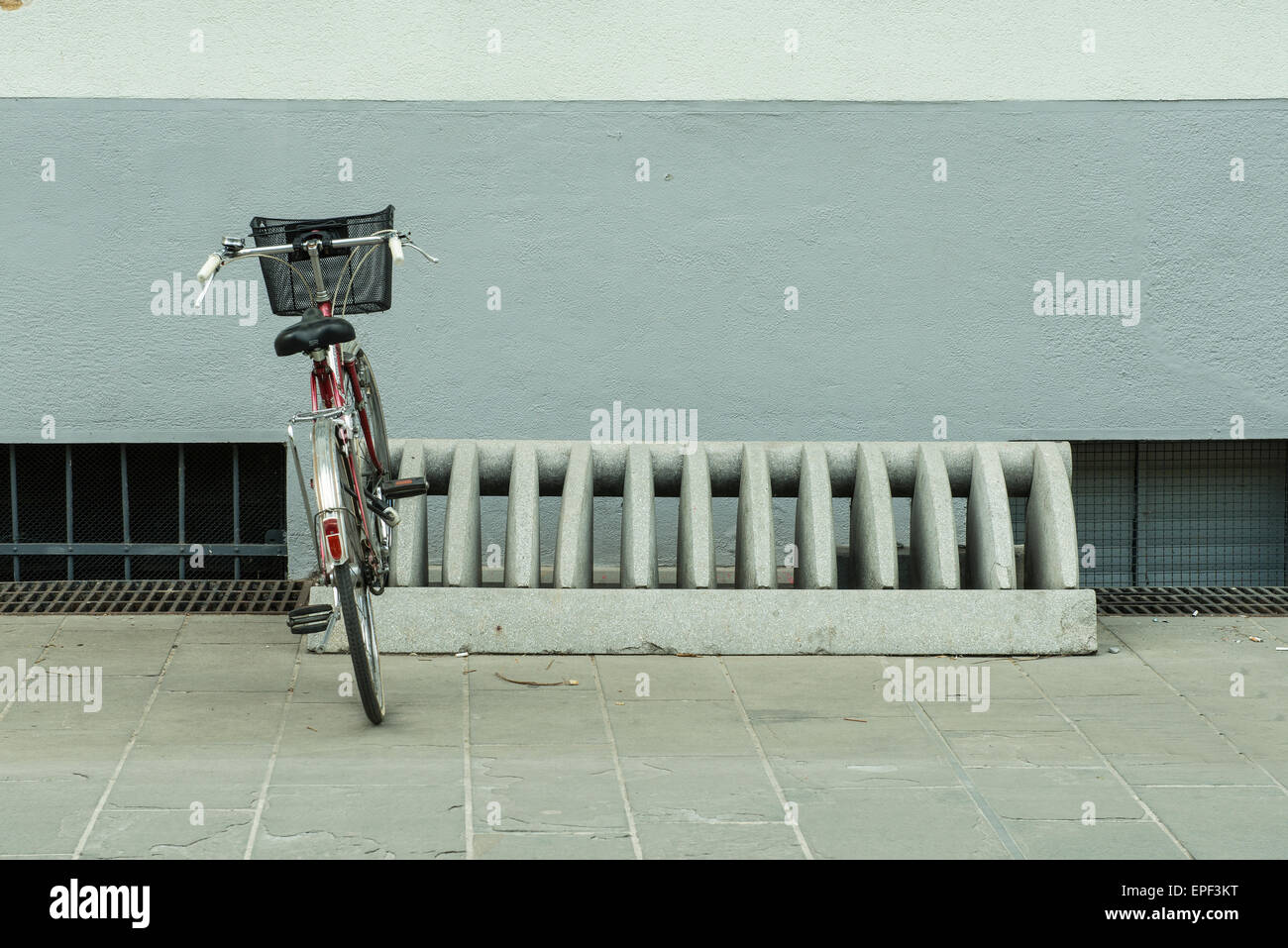 Una sola bicicleta estacionada Foto de stock