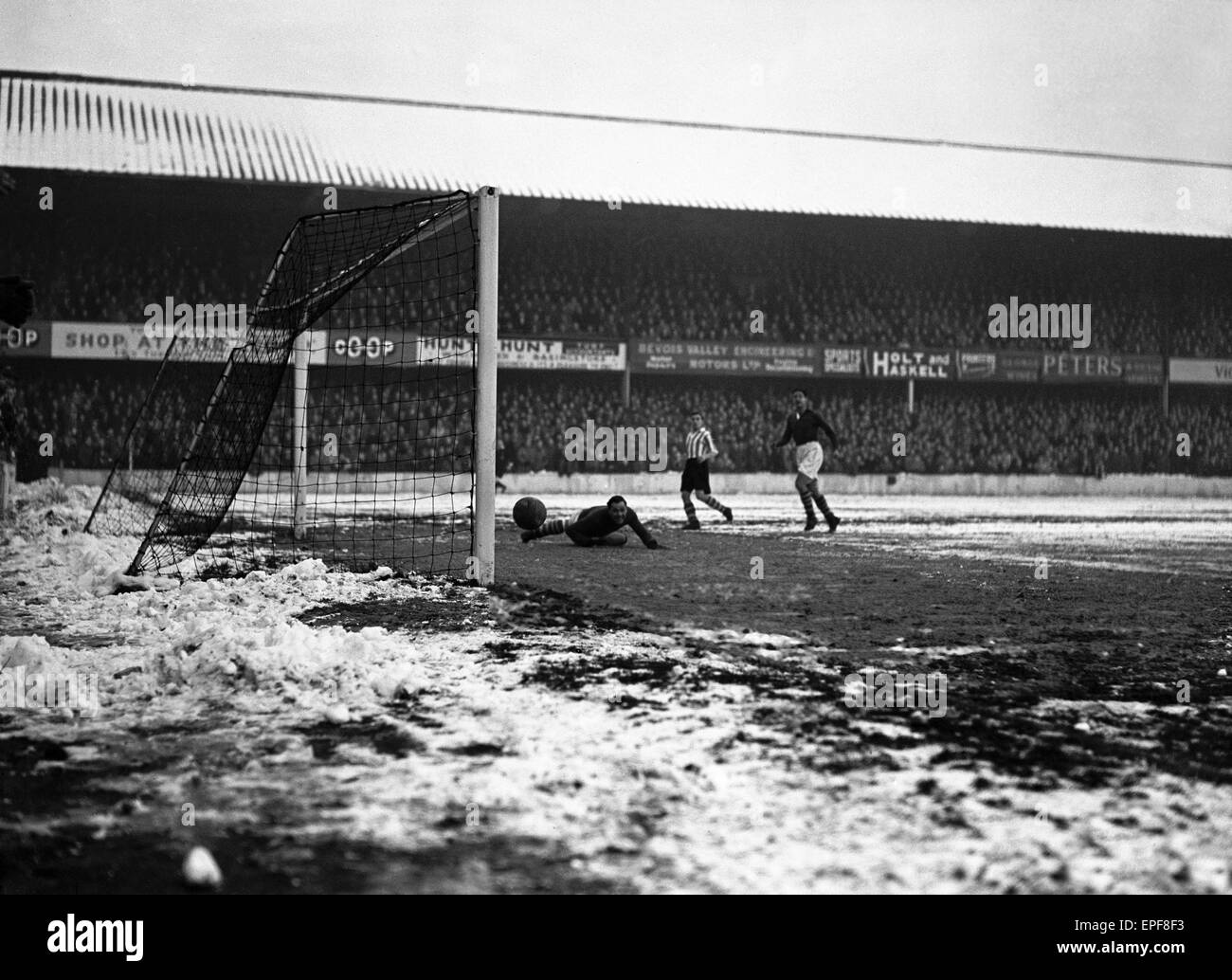 Southampton v Barnsley, partido de Liga en el Dell, Sábado, 16 de diciembre de 1950. Puntuación final: Southampton Barnsley 1-0 Foto de stock