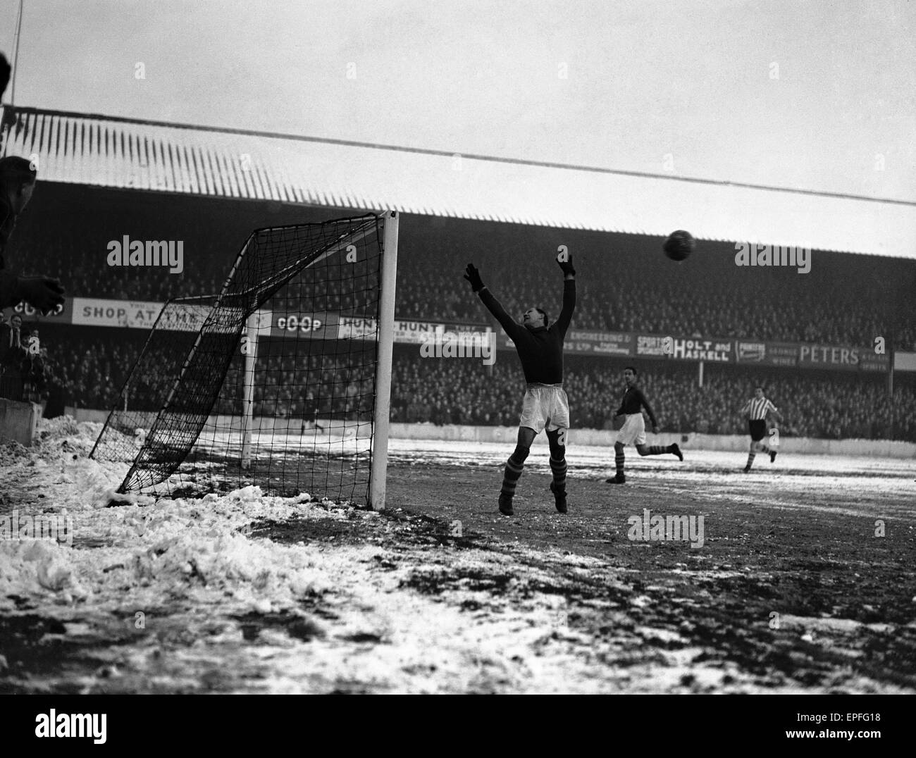 Southampton v Barnsley, partido de Liga en el Dell, Sábado, 16 de diciembre de 1950. Puntuación final: Southampton Barnsley 1-0 Foto de stock