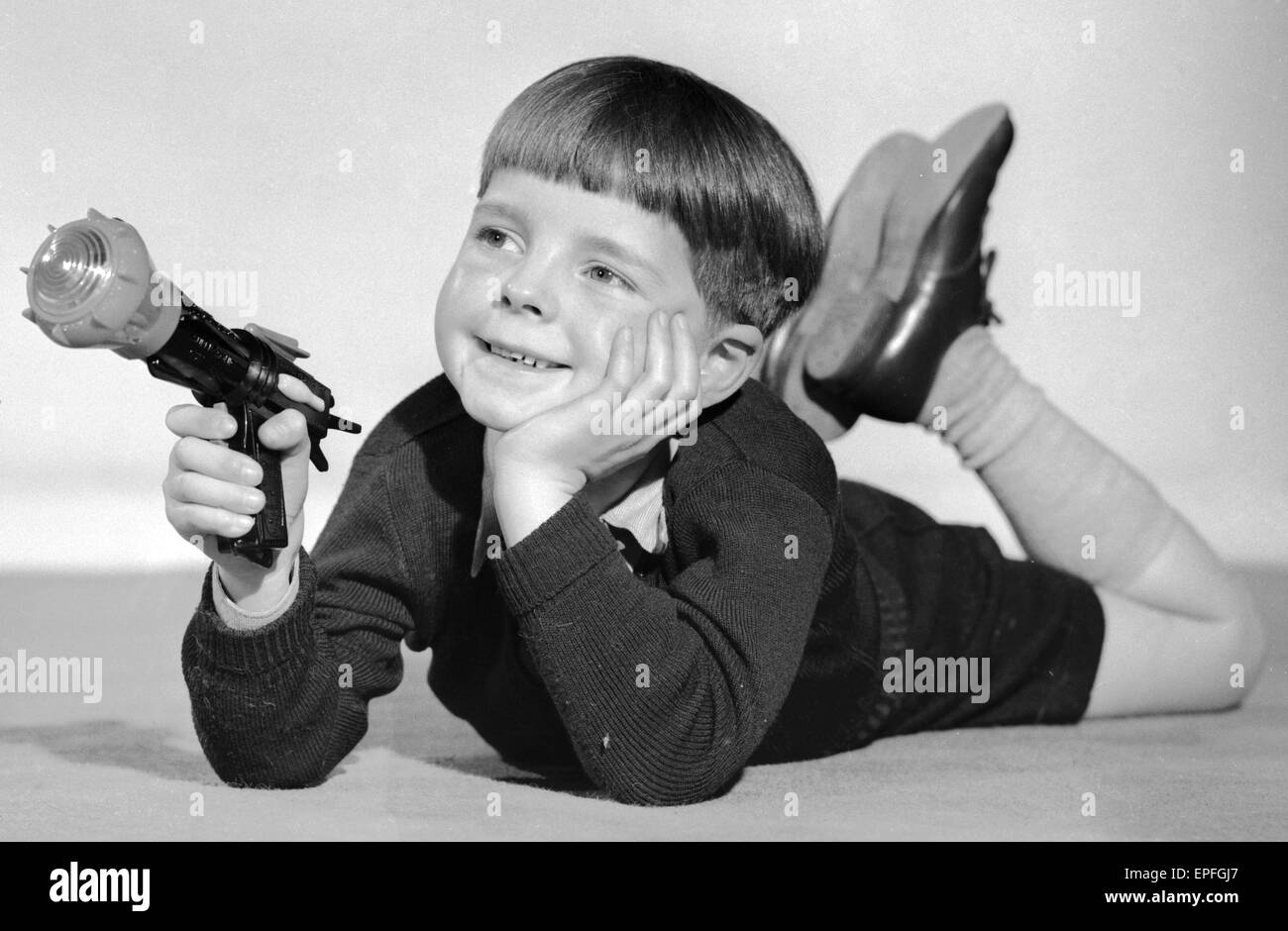 El colegial visto aquí jugando con una pistola de rayos Dan Dare 2 de diciembre de 1957 Foto de stock