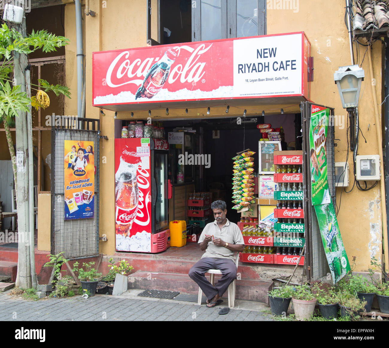 Pequeña tienda local en el centro histórico de la ciudad de Galle, Sri
