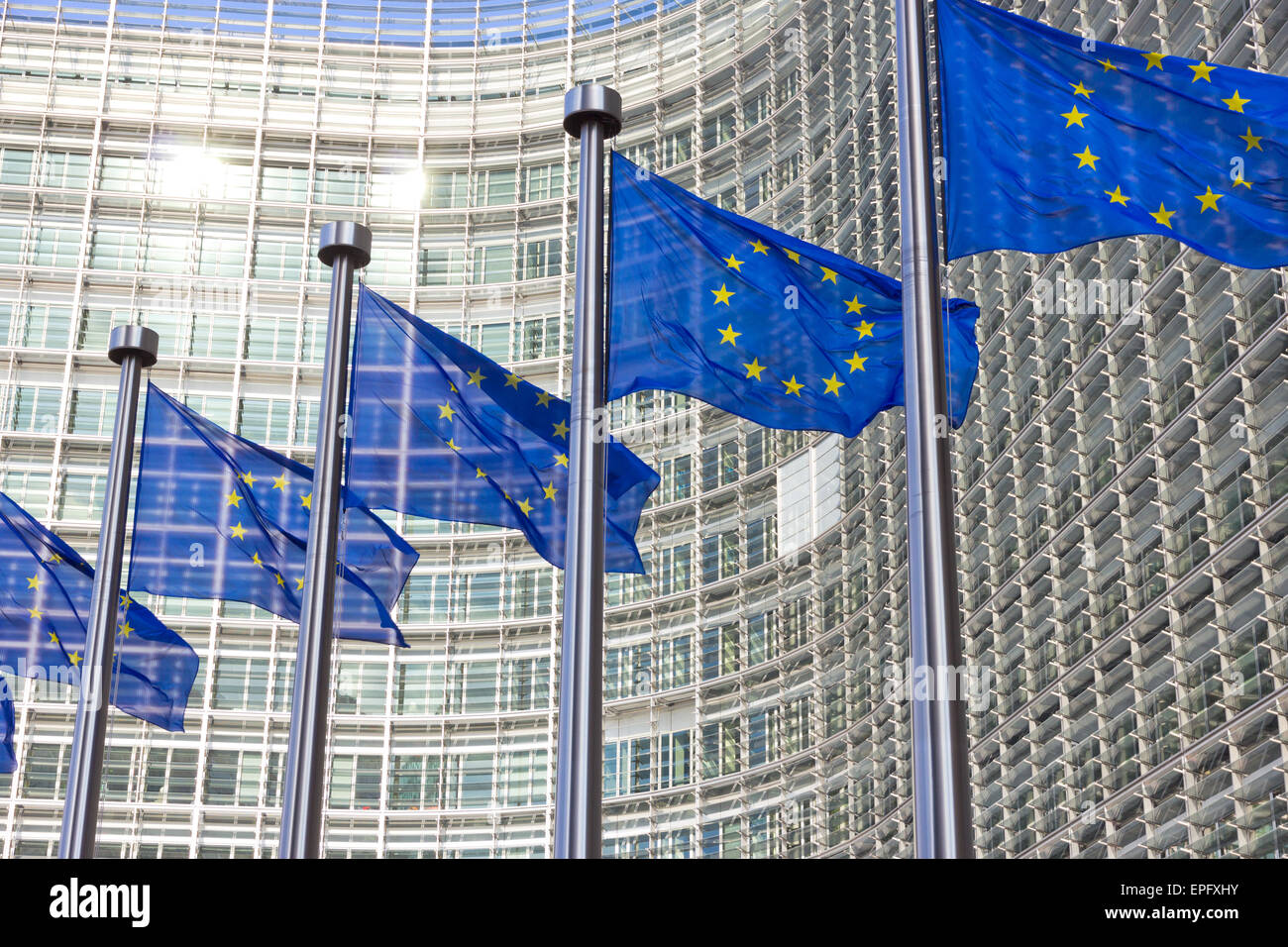 Banderas en frente del edificio de la Comisión Europea en Bruselas Foto de stock