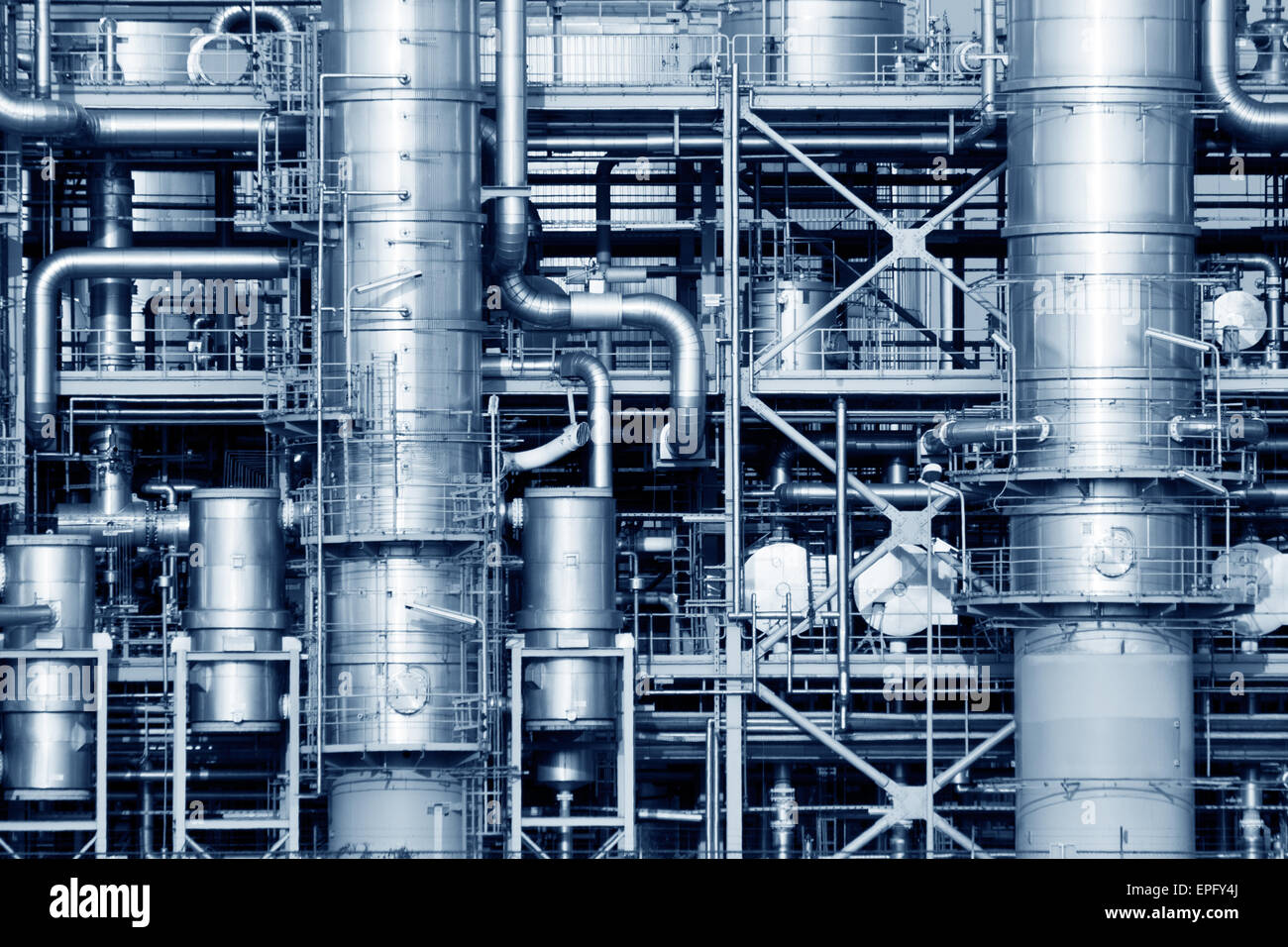 Los ductos de una refinería de petróleo y gas plantas industriales. Foto de stock