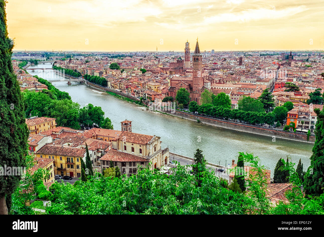 Verona, Italia panorama con el río Adige al atardecer Foto de stock