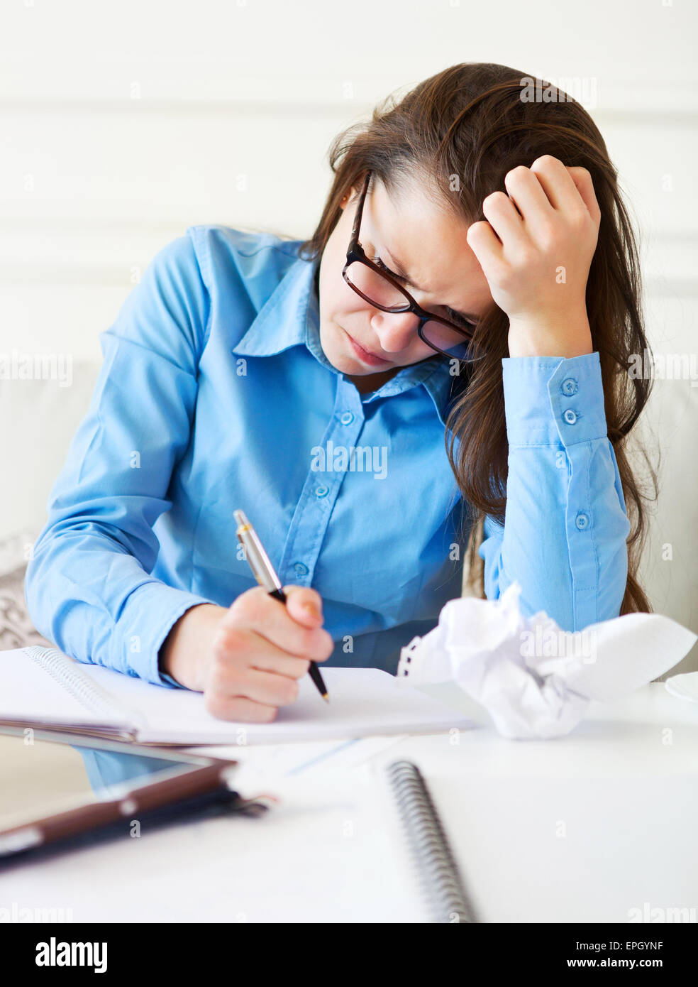 Estudiante jovencita estudiaba Foto de stock