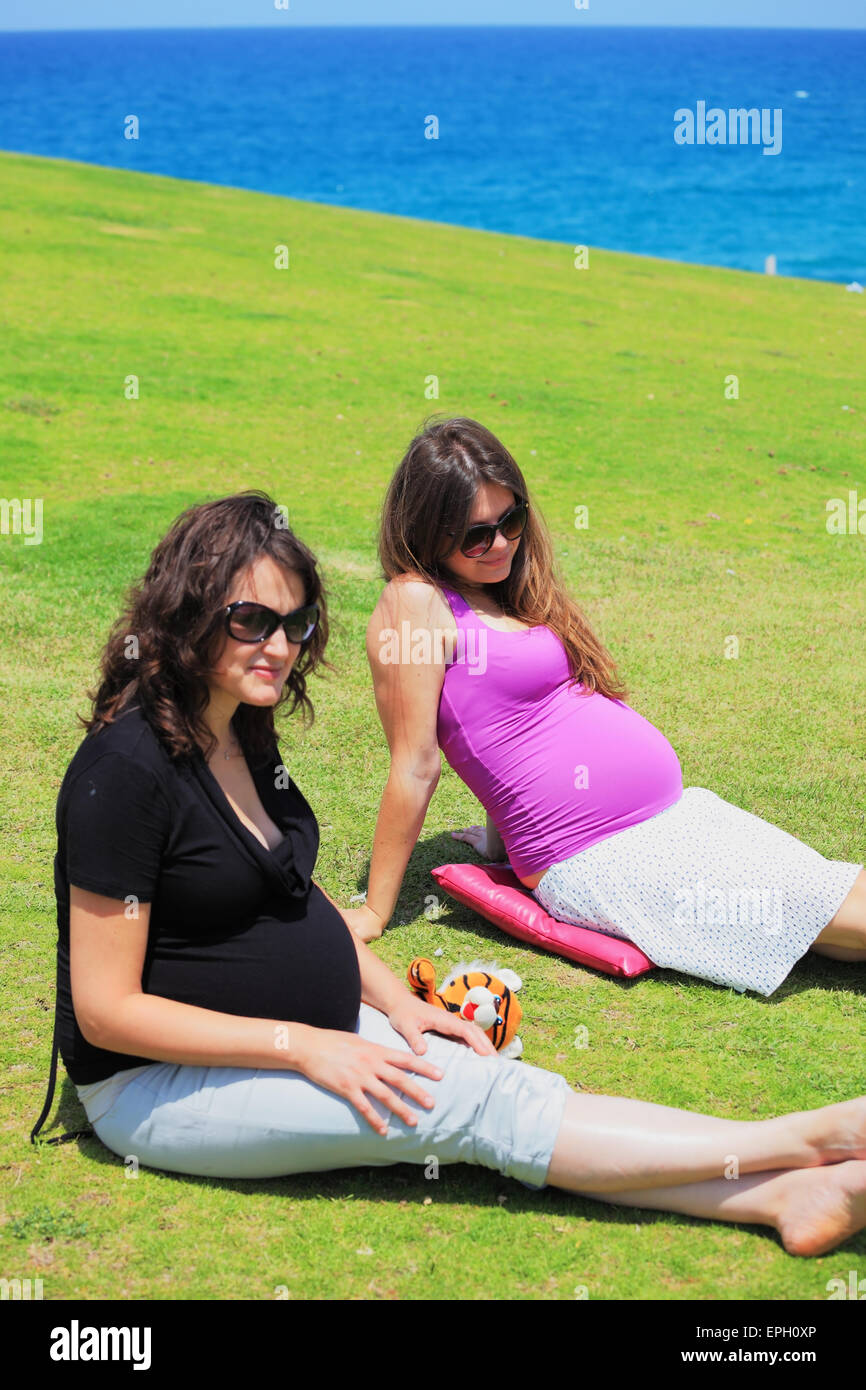 Dos mujeres jóvenes embarazadas tienen un descanso Foto de stock
