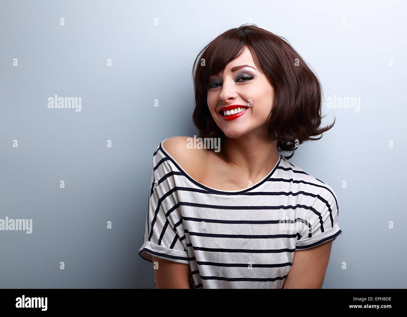 Feliz Sonriente Joven Mujer Con Pelo Corto A Copia Azul De Fondo Espacial Fotografia De Stock Alamy
