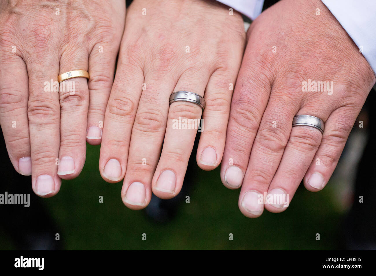 Manos masculinas con anillos de boda fotografías e imágenes de alta  resolución - Alamy