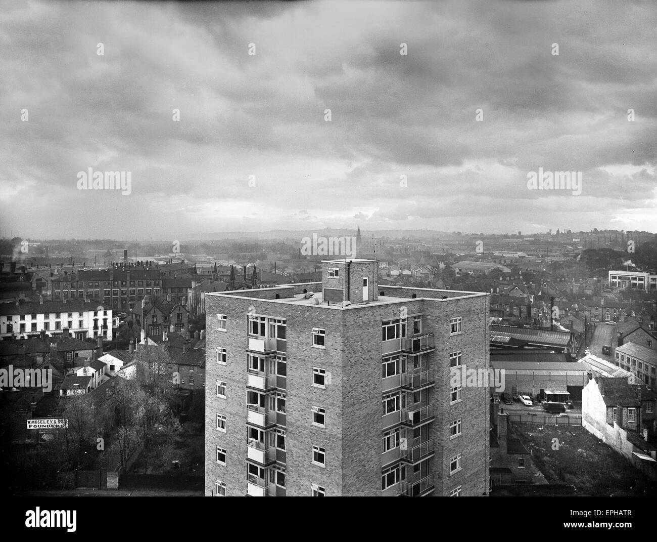 Recién construidos apartamentos altos en Wolverhampton, Brickklin Street 1961 1960 Gran Bretaña Alojamiento Reino Unido Foto de stock