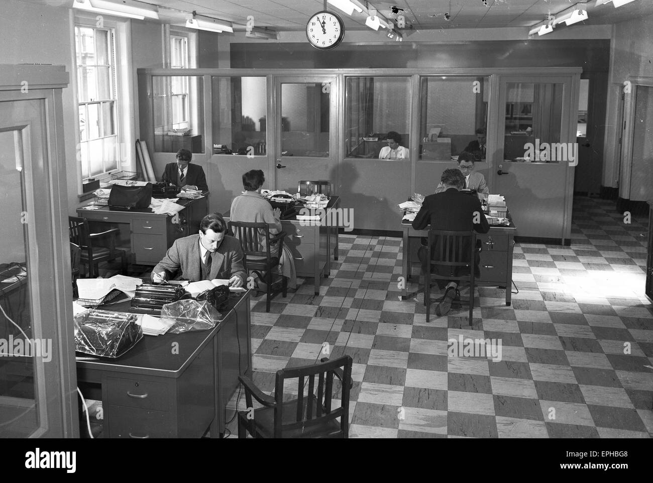 Los periodistas en el trabajo 1950 Express & Star reporteros oficina en Queen Street West Midlands Wolverhampton 1957 Foto de stock