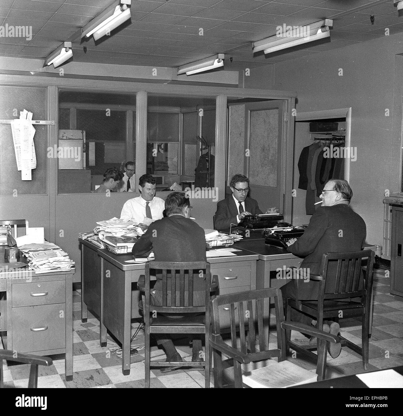 Reporteros en el trabajo 1950 Express & Star reporteros oficina en Queen Street West Midlands Wolverhampton 1957 Foto de stock