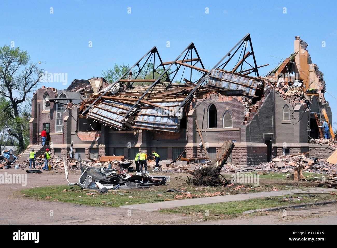 Delmont, Dakota del Sur. 17 de mayo de 2015. Los residentes tamizar a través de los escombros y ayudar con la limpieza de una iglesia destruida tras un tornado EF-2 Mayo 17, 2015 en Delmont, S.D. Crédito: Planetpix/Alamy Live News Foto de stock