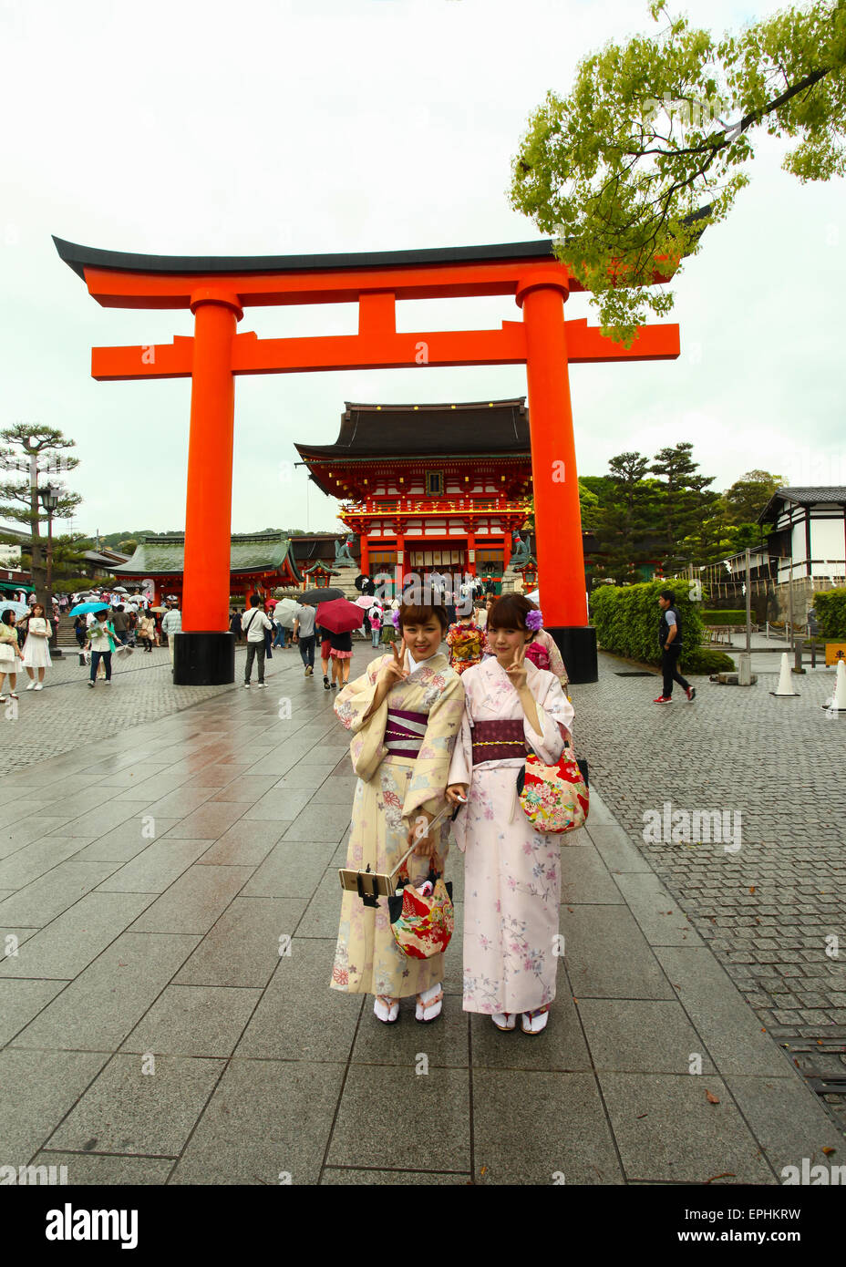 Japonés en Fushimi Inari Shrine Geisha jardines en Kyoto. El camino a la cima de la montaña es alcanzable por un pat Foto de stock