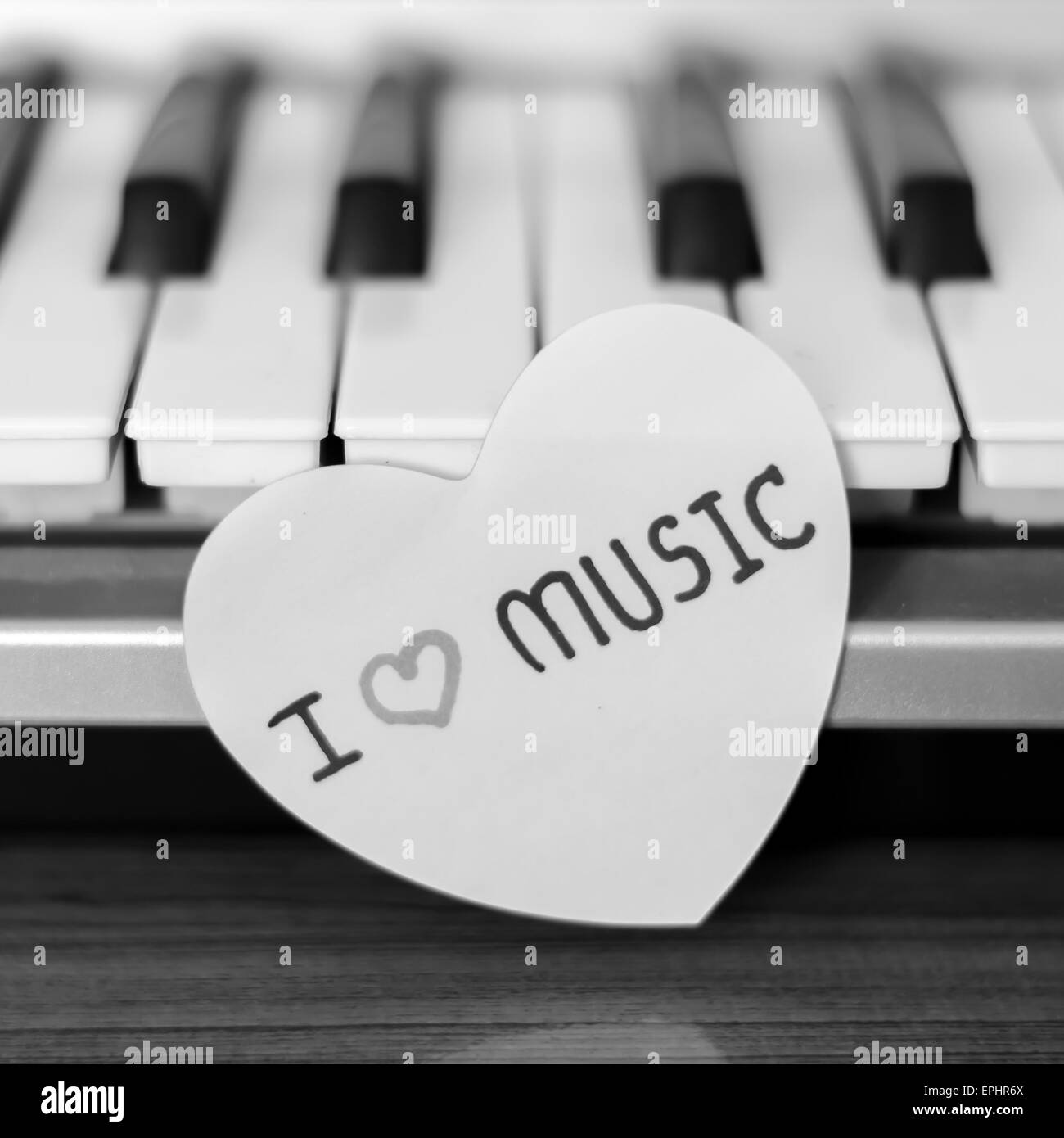 Corazón de papel sobre el teclado del piano de color blanco y negro  Fotografía de stock - Alamy