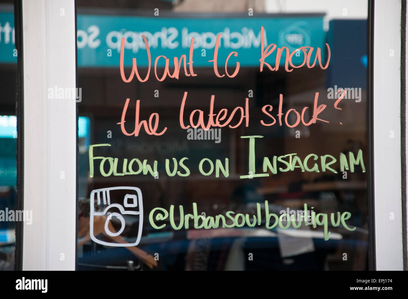 Social media marketing mensaje en la puerta de una boutique en Glen Huntly Road, Elsternwick, Melbourne Foto de stock