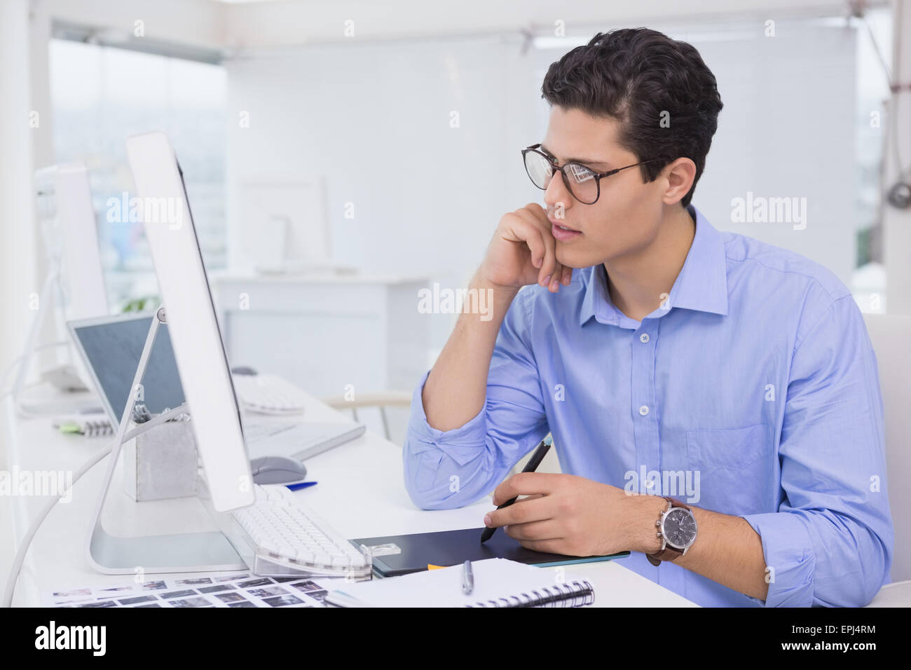 Diseñador gráfico casual en su mesa de trabajo Foto de stock