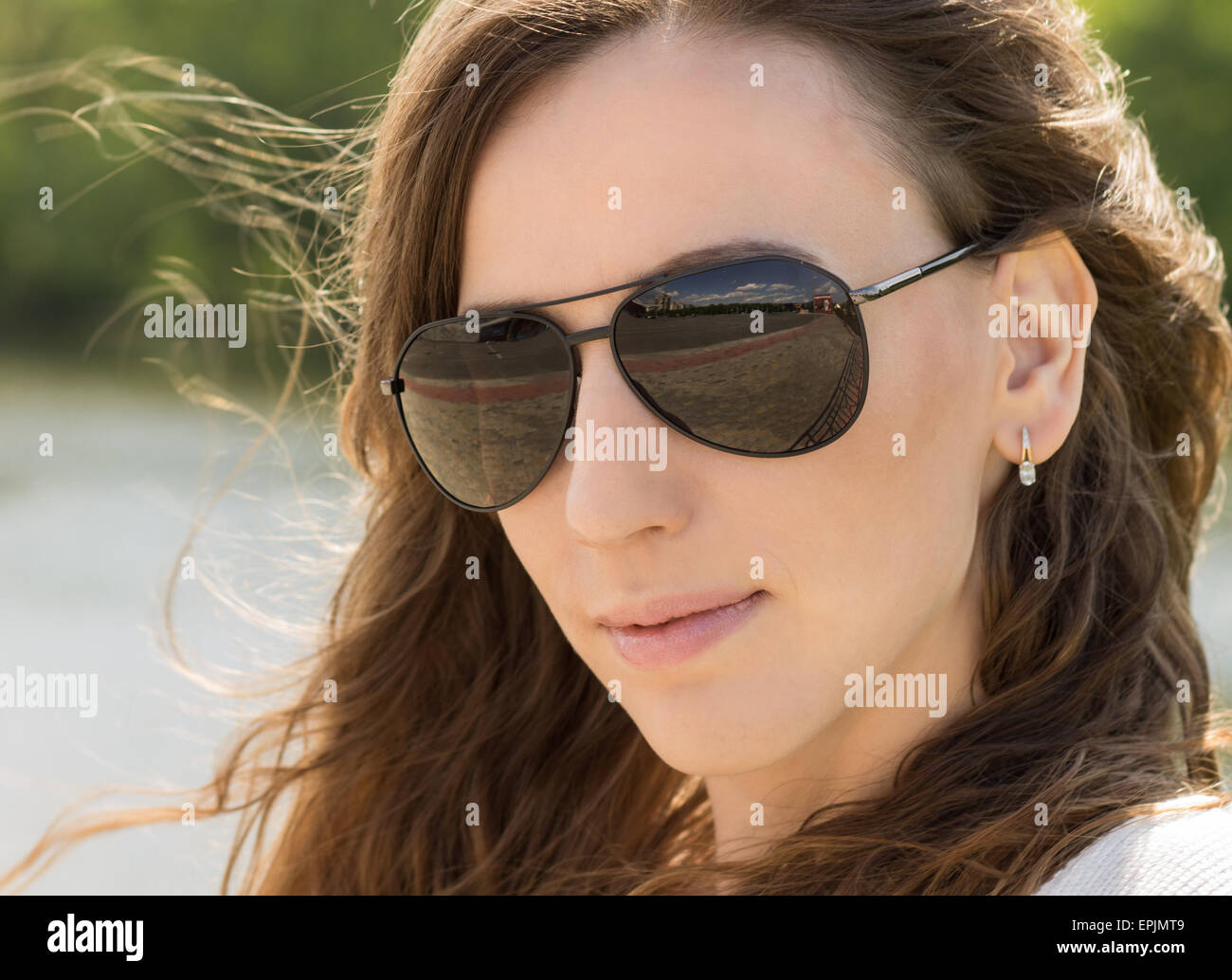 Close Up retrato de mujer joven con gafas negras. Moda retrato exterior  Fotografía de stock - Alamy
