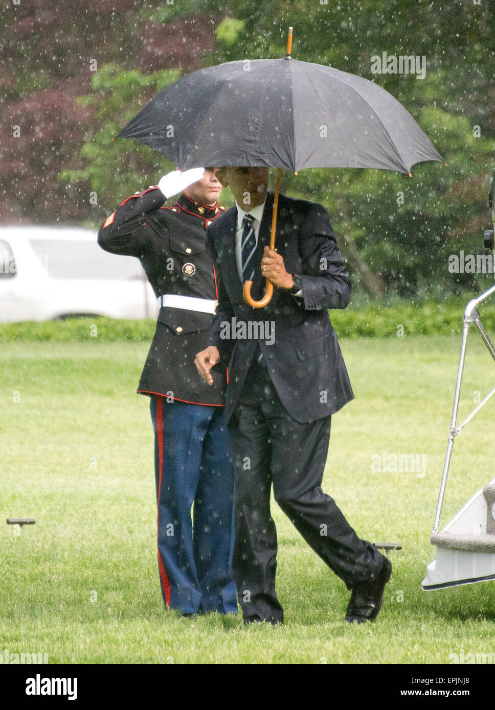 El Presidente de Estados Unidos, Barack Obama, caminatas bajo un paraguas  como él desembarca Marine 1 después de llegar en el Jardín Sur de la Casa  Blanca en Washington, DC en una