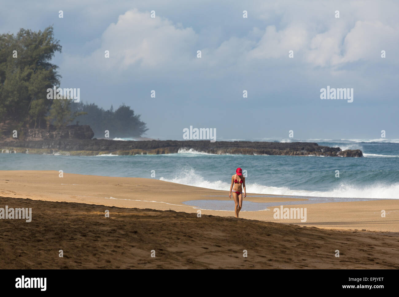 Playa Lumahai en Kauai con la mujer Foto de stock