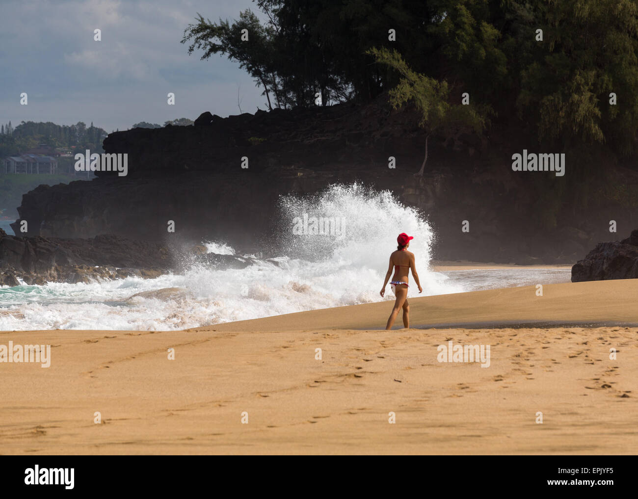 Playa Lumahai en Kauai con la mujer Foto de stock