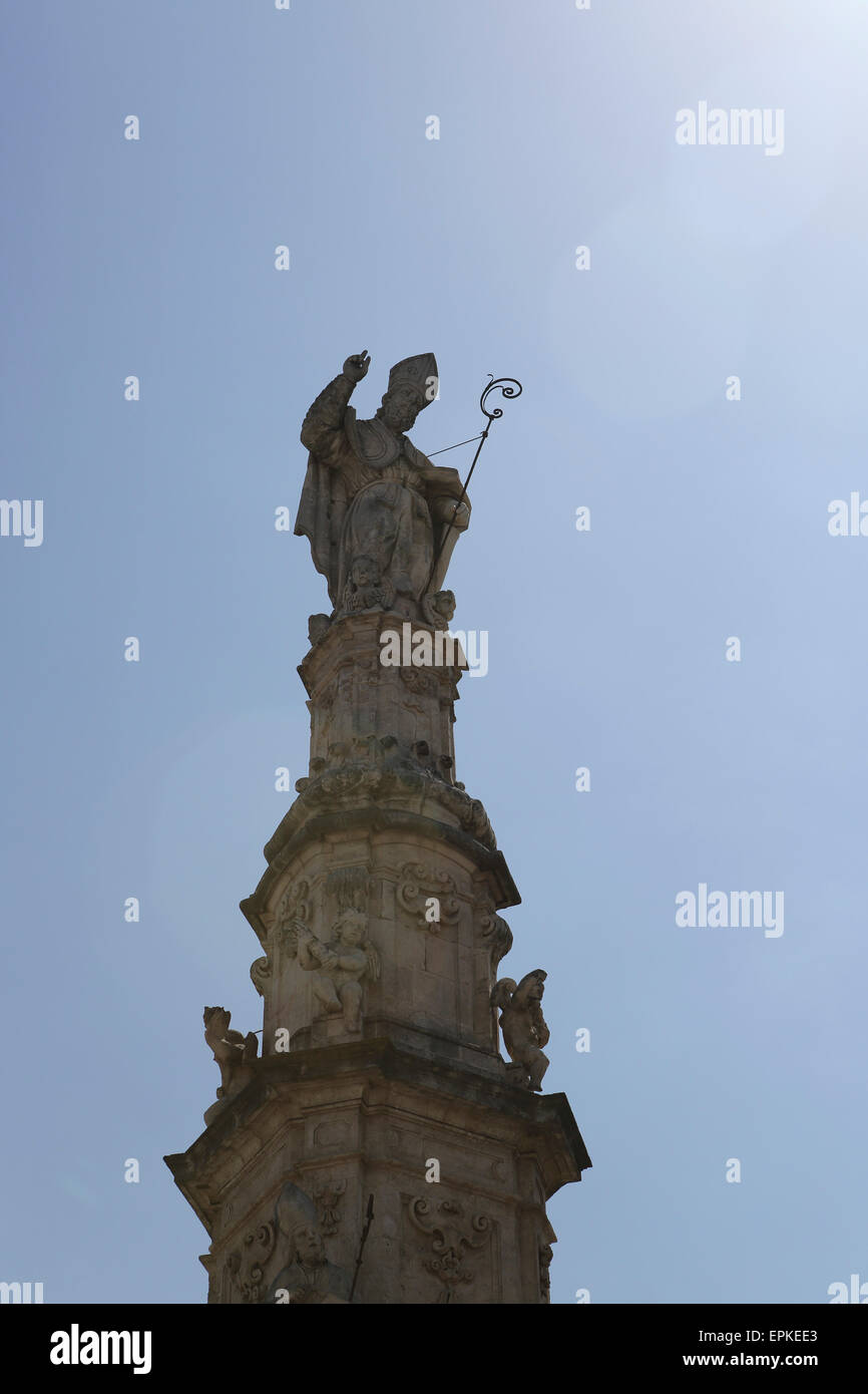 Estatua de San Oronzo en una columna en la plaza central (Piazza Sant'Oronzo) en Ostuni en Italia. Foto de stock