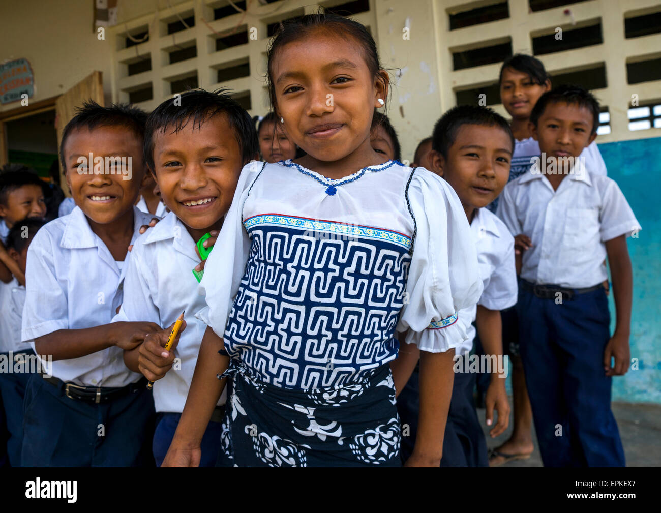 Panamá, las Islas de San Blas, Mamitupu tribu kuna, los niños en una escuela Foto de stock