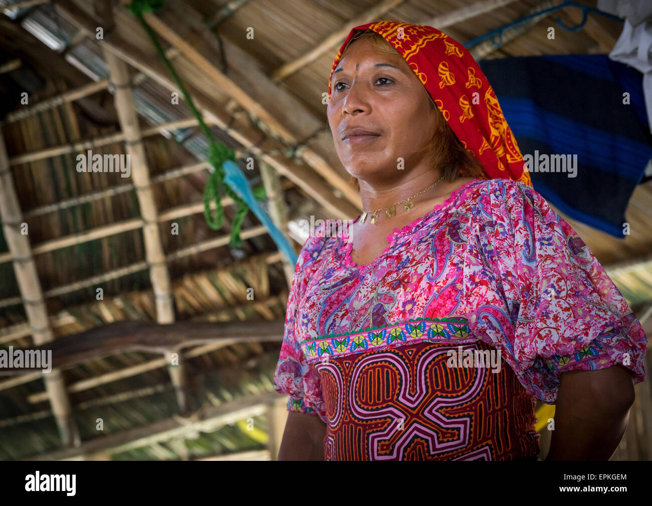 Panamá, las Islas de San Blas, Mamitupu, Gay hombre indígena Kuna vistiendo ropas tradicionales femeninos Foto de stock