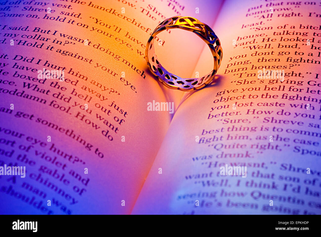 Ring tumbado sobre un libro abierto con sombra con forma de corazón Foto de stock