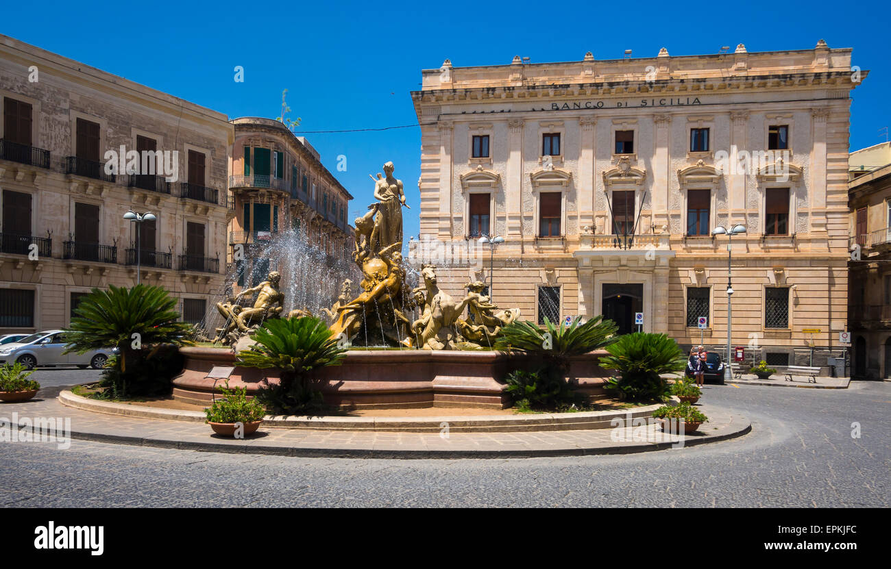 Italia, Sicilia, Ortigia, Siracusa, fuente de Artemis Foto de stock