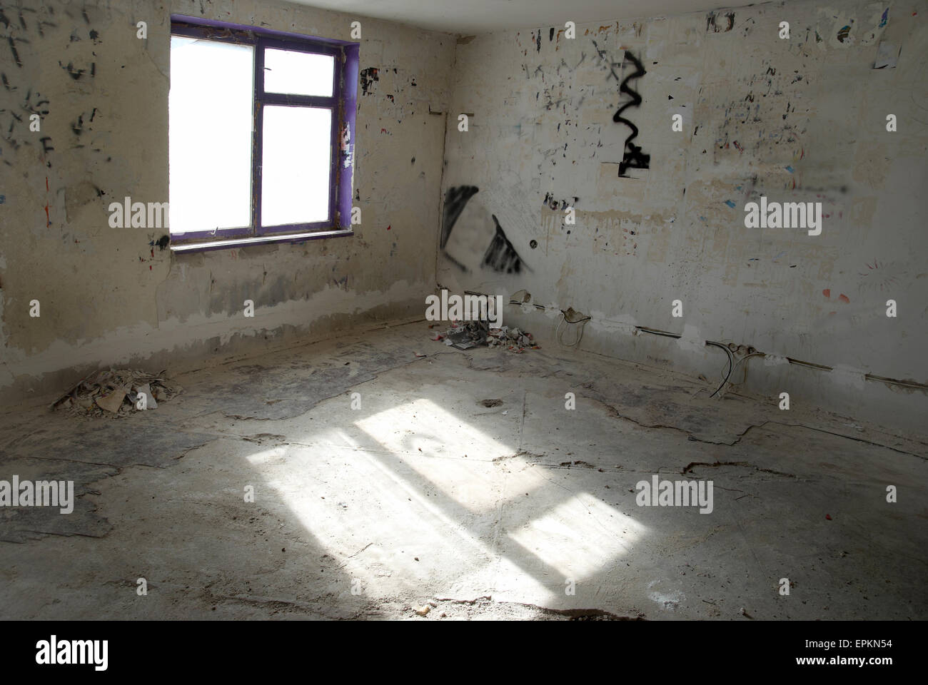 Abandonó la habitación vacía Foto de stock