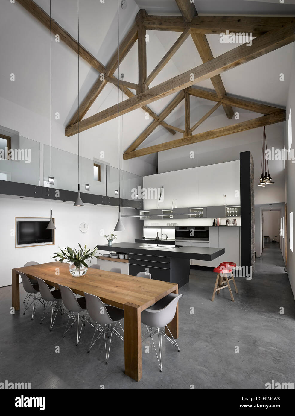 Mesa de comedor de madera negra y moderna unidad de isla grande, de plano abierto, de techos altos, cocina/comedor Cat Hill Barn, South Yorkshire, Inglaterra, Reino Unido Fotografía de stock - Alamy Mesa de comedor de madera negra y moderna unidad de isla grande, de plano abierto, de techos altos, cocina/comedor Cat Hill Barn, South Yorkshire, Inglaterra, Reino Unido Fotografía de stock - Alamy